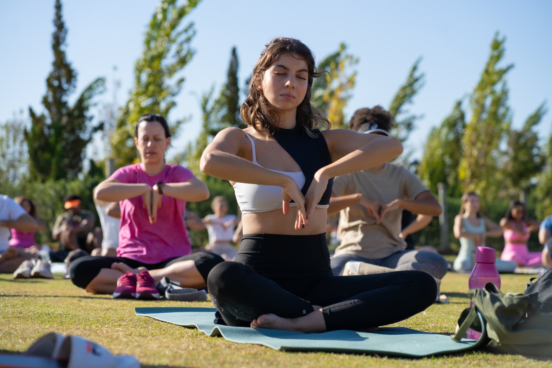 Mulheres praticando yoga juntas ao ar livre