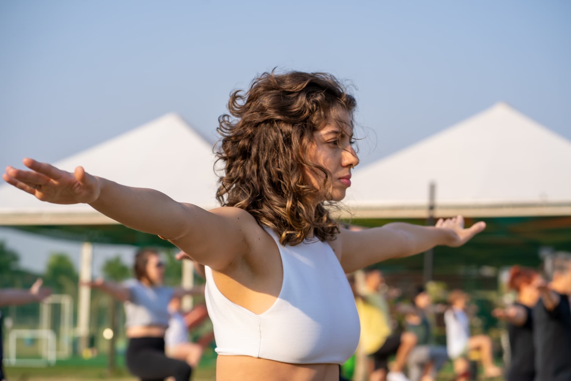 Mulher em prática de consciência corporal
